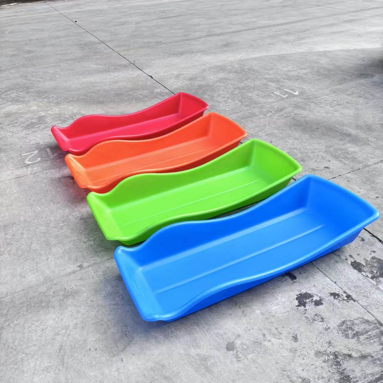 哈尔滨冰雪大世界冰滑梯使用的滑板滑冰板滑雪板滑冰车坐人滑冰车