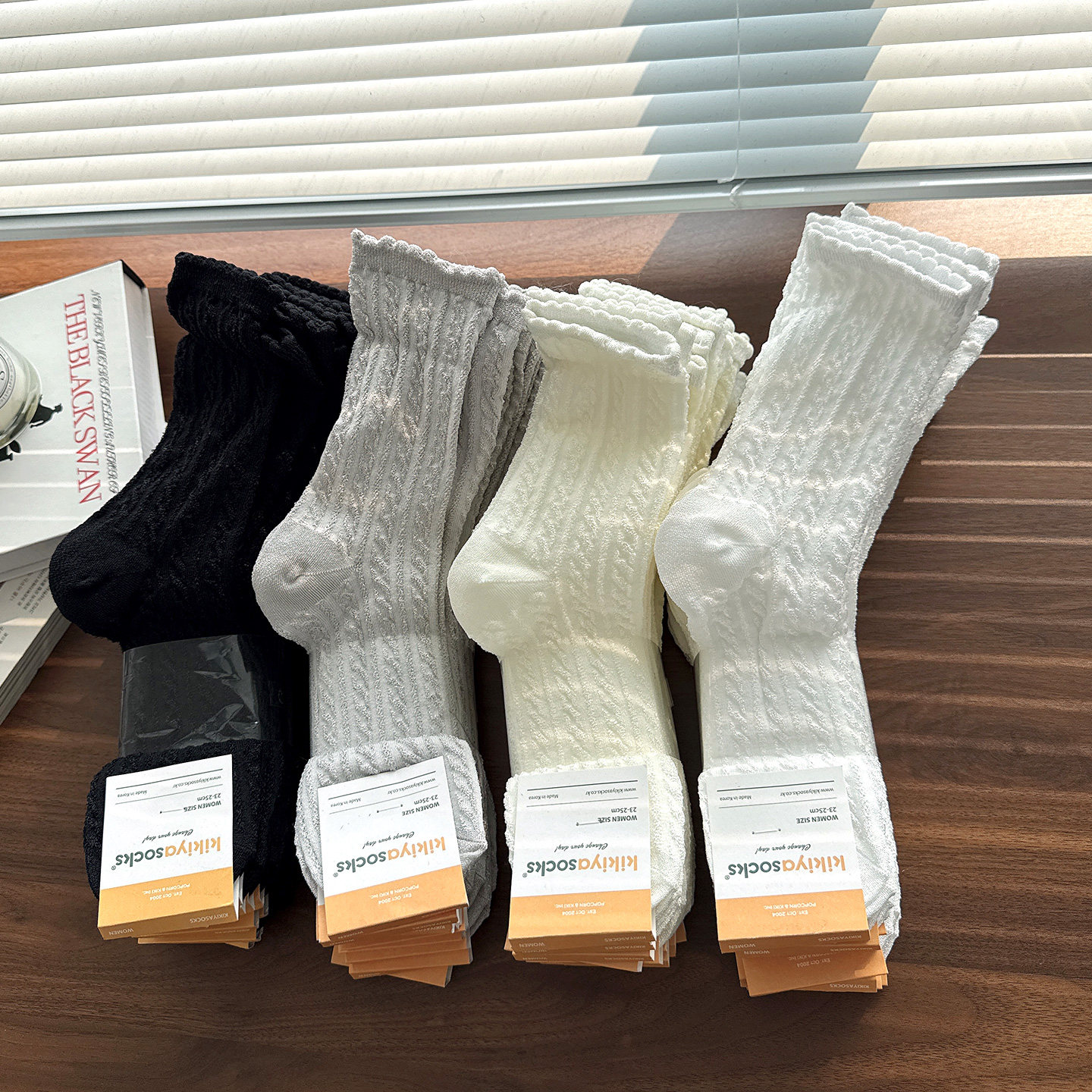 韩国东大门春夏秋新款袜子女2026kikiya浮雕麻花纯色百搭棉中筒袜