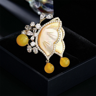 重工天然母贝金贝蝴蝶胸针高端别针女复古轻奢气质别针精致配饰