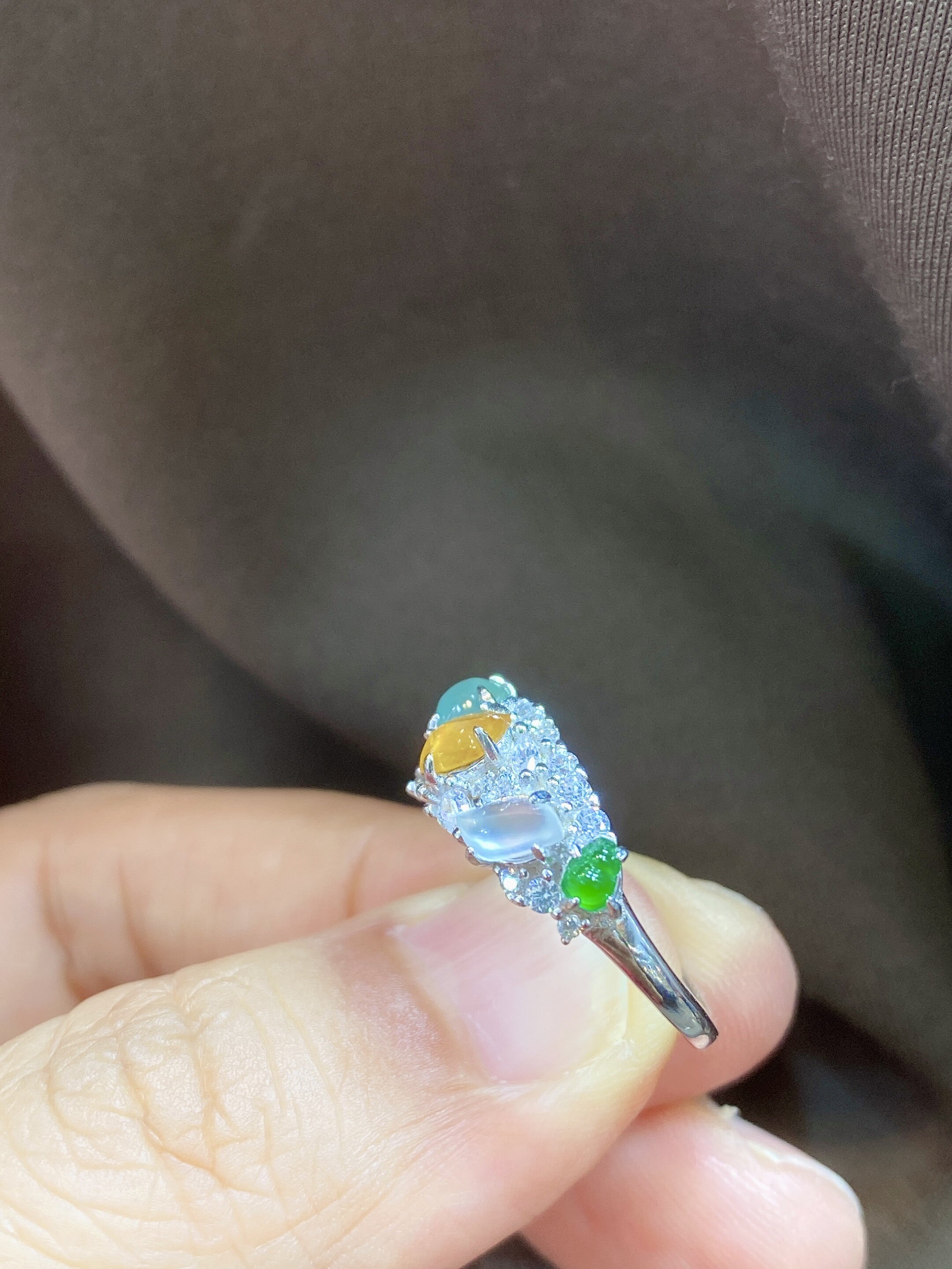 A货冰种阳绿翡翠葫芦蛋面五彩斑颈饰