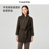NAERSI娜尔思羊毛骆驼绒混纺无领骆驼绒大衣异型纽扣25年冬新款