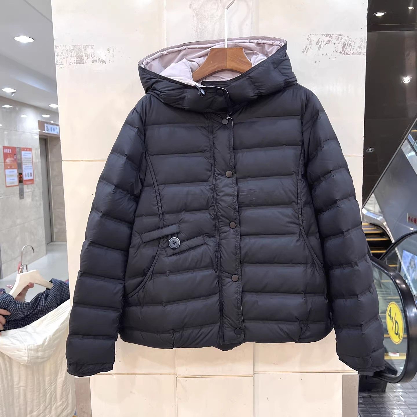冬季简约百搭撞色连帽短装羽绒服