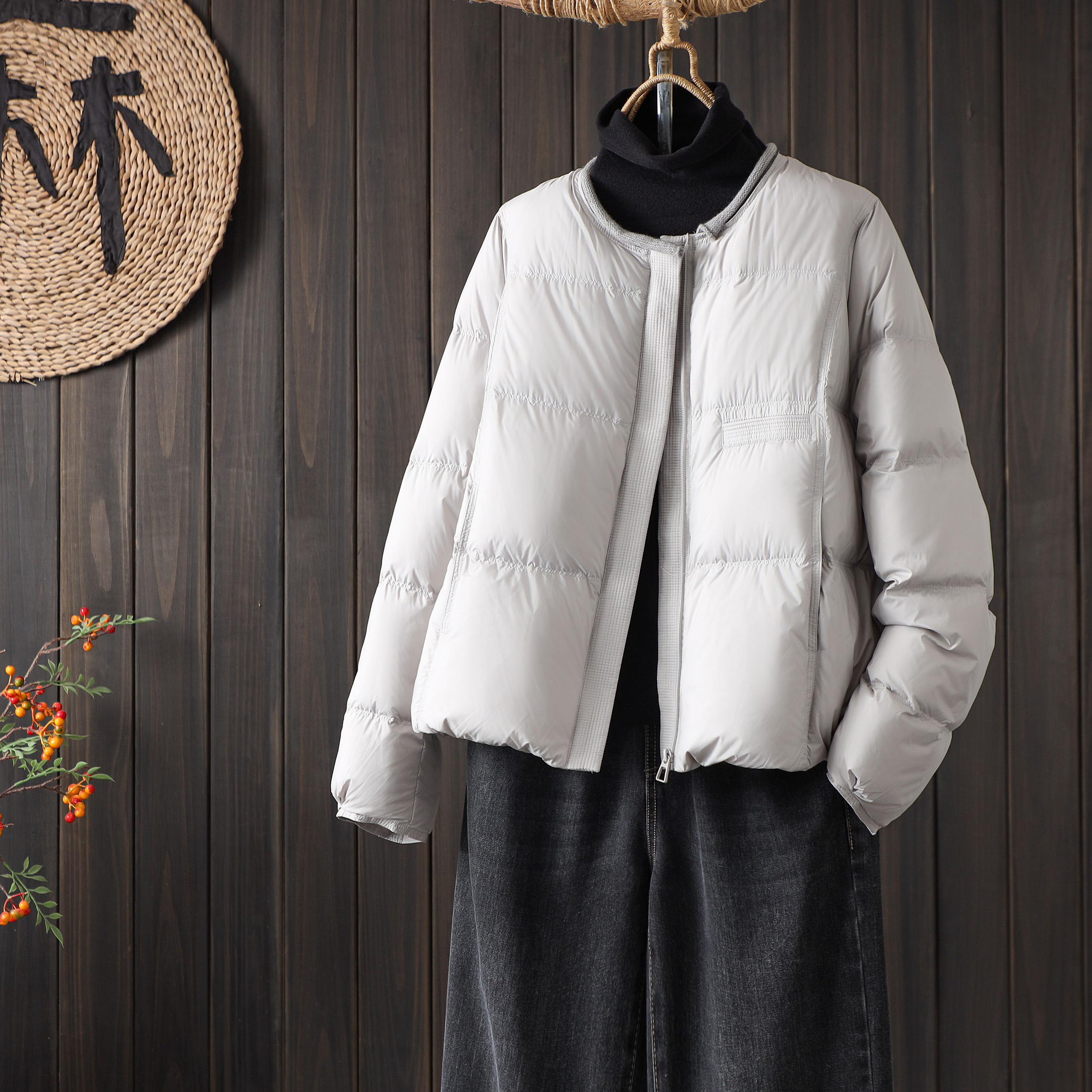 冬季简约针织圆领轻薄羽绒服