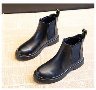 配裙子的洋气小短靴秋季显脚小英伦风大码马丁靴41到43女真皮新款
