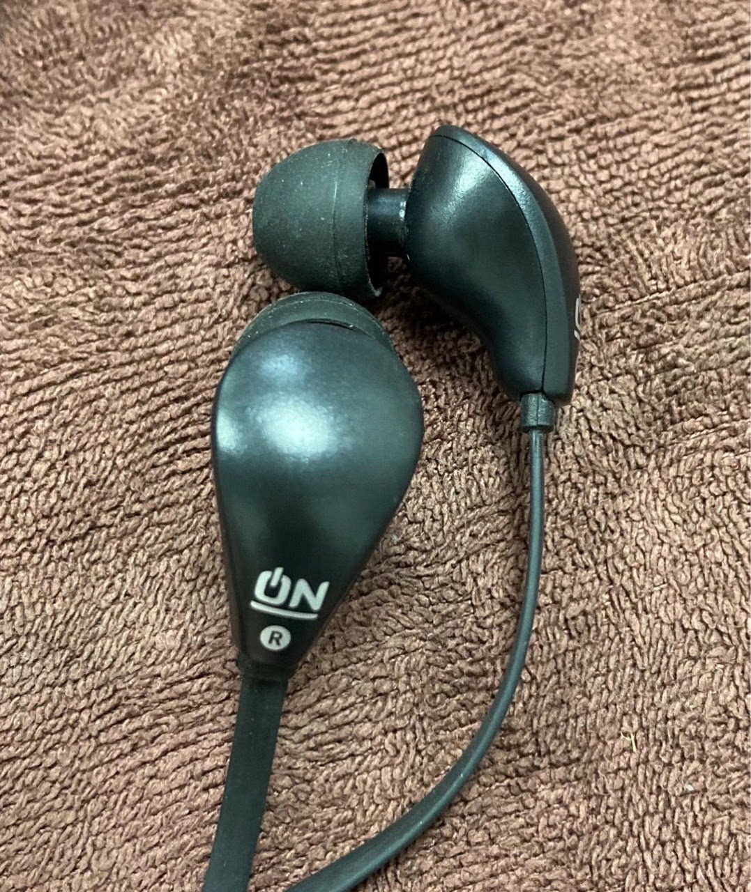 亏本限量甩 法国运动品牌  入耳式音乐耳机 面条长短线设计