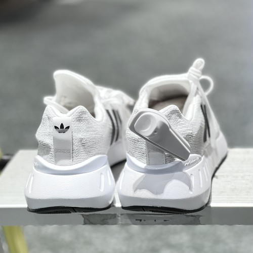 阿迪达斯男女通用系带运动鞋