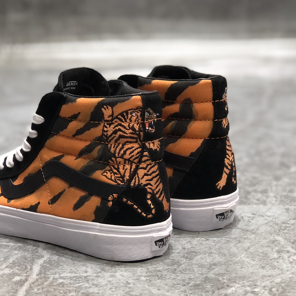 vans sk8hi虎纹刺绣高帮男女同款黑色休闲帆布板鞋VN0A2XSBORA