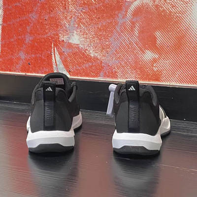 阿迪达斯时尚运动休闲鞋系带