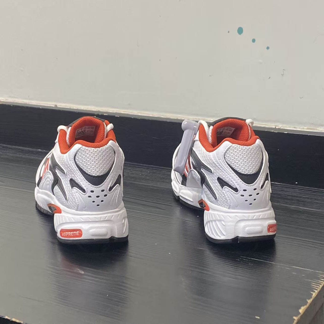 阿迪达斯时尚运动休闲鞋系带