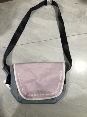 New balance 新款时尚百搭粉色拼接男女同款单肩斜挎包lab23107