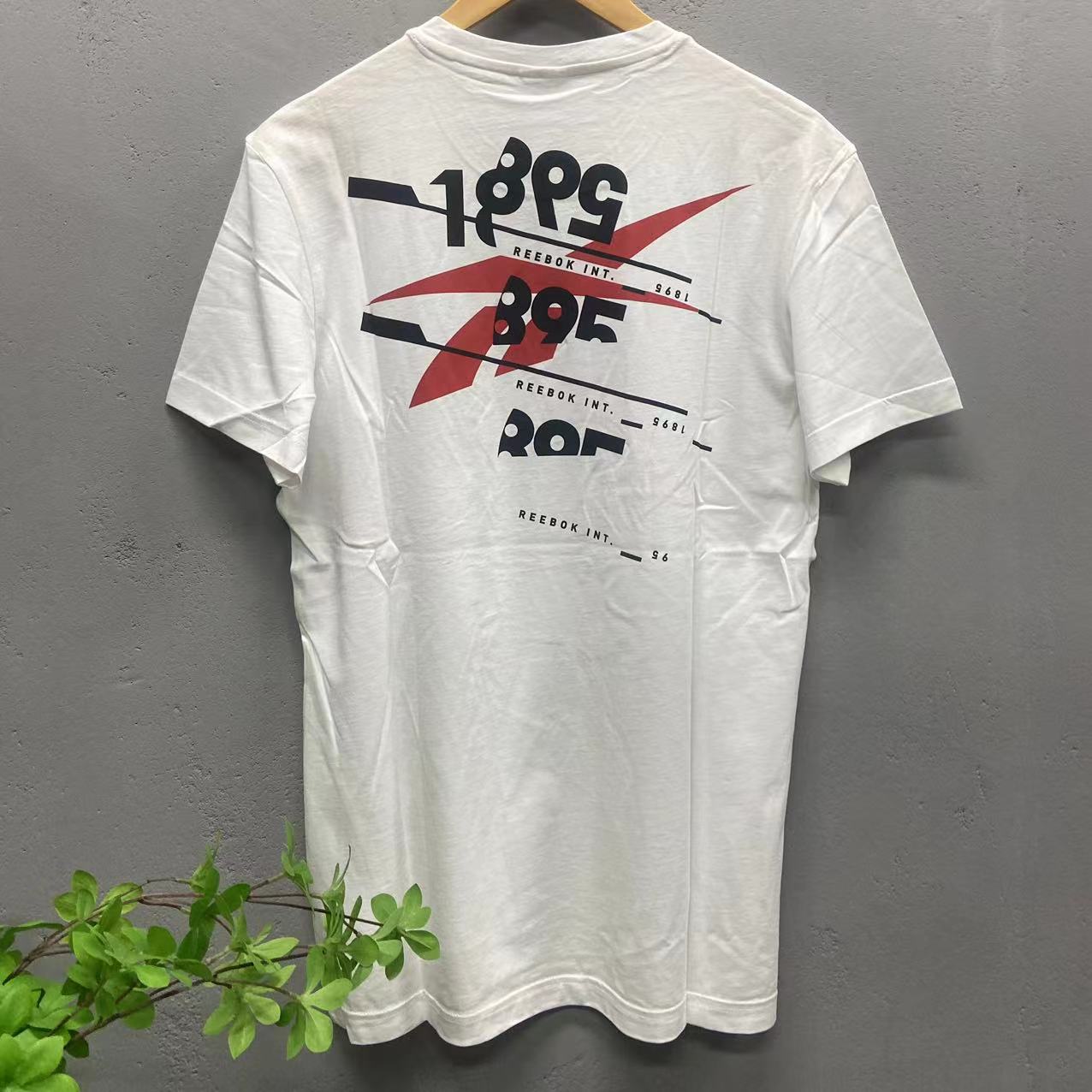 Reebok锐步短袖男子图案T恤