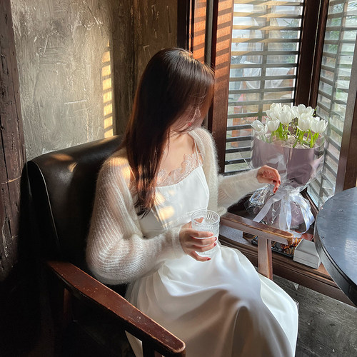FAN蕾丝边白色口袋吊带连衣裙