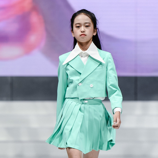 皖君发布会新款模特多巴胺走秀礼服短款战队服夏季蓝色女童走秀