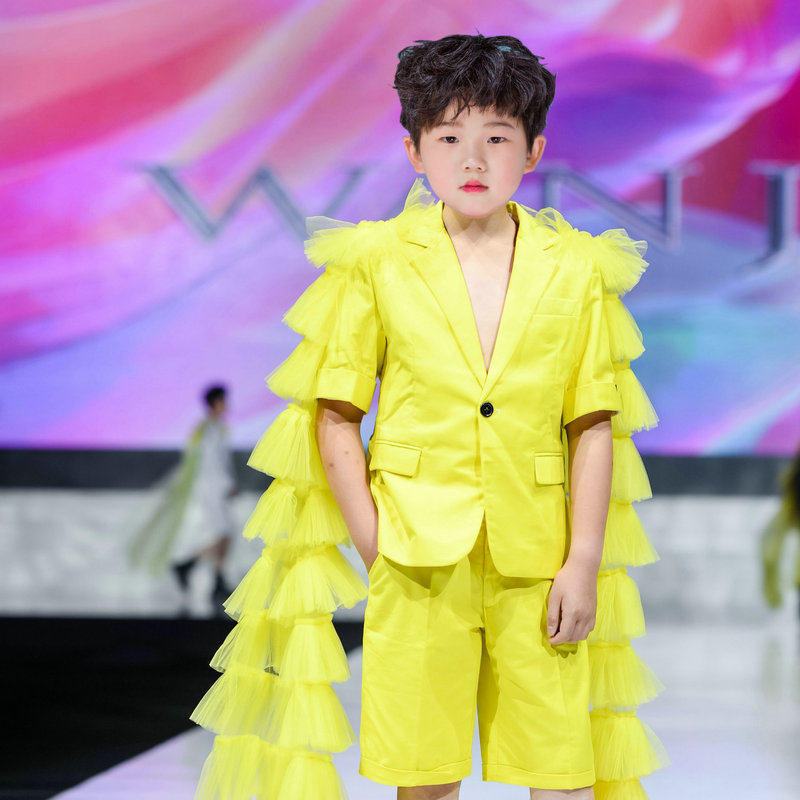 皖君时装周秀场新款模特走秀演出西装夸张气质走秀潮服礼服租赁