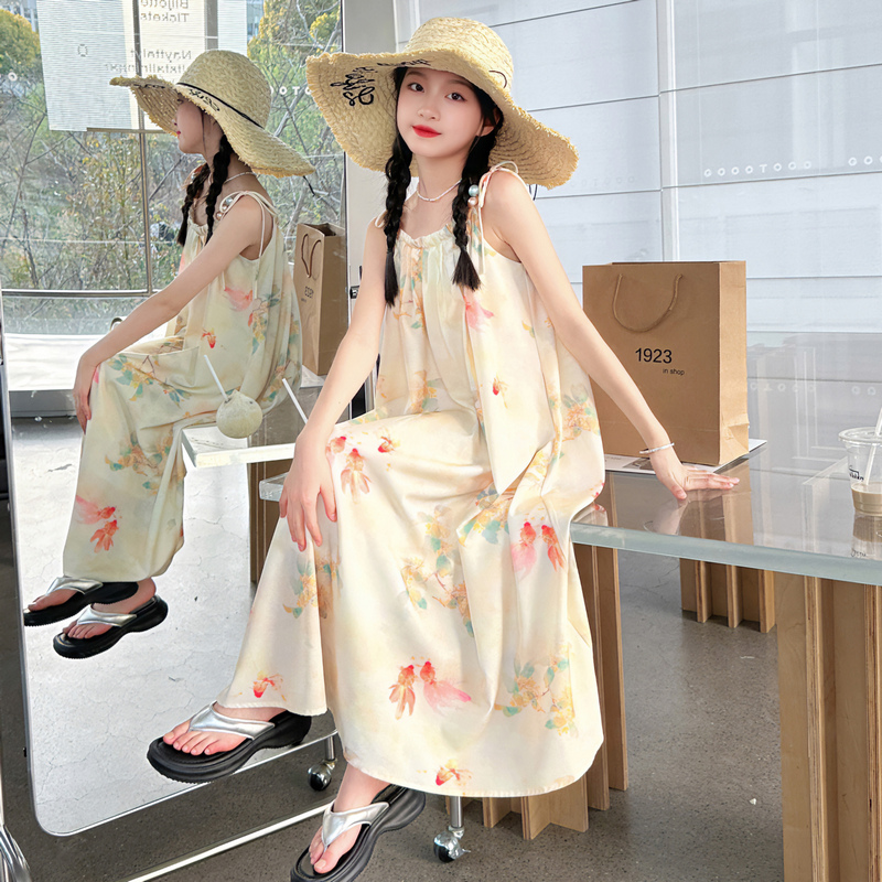 女大童锦鲤度假风沙滩连衣裙夏装2025新款洋气女孩夏天吊带裙子。