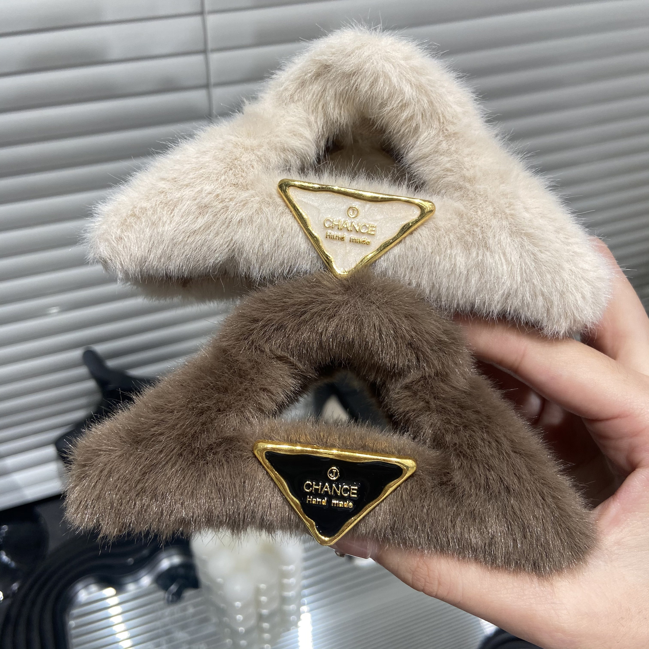 秋冬超蓬松毛毛三角字母大号抓夹百搭经典黑色咖后脑勺抓夹E2521,饰品/流行首饰/时尚饰品新,发饰,淘宝优惠券,粉丝福利购,淘宝优惠卷