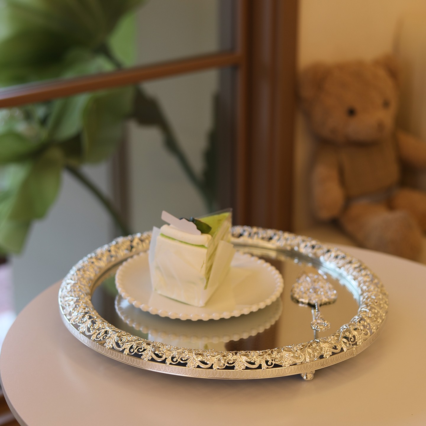 轻奢金属边框果盘镂空花纹装饰盘度假风小清新果篓蛋糕点心托盘