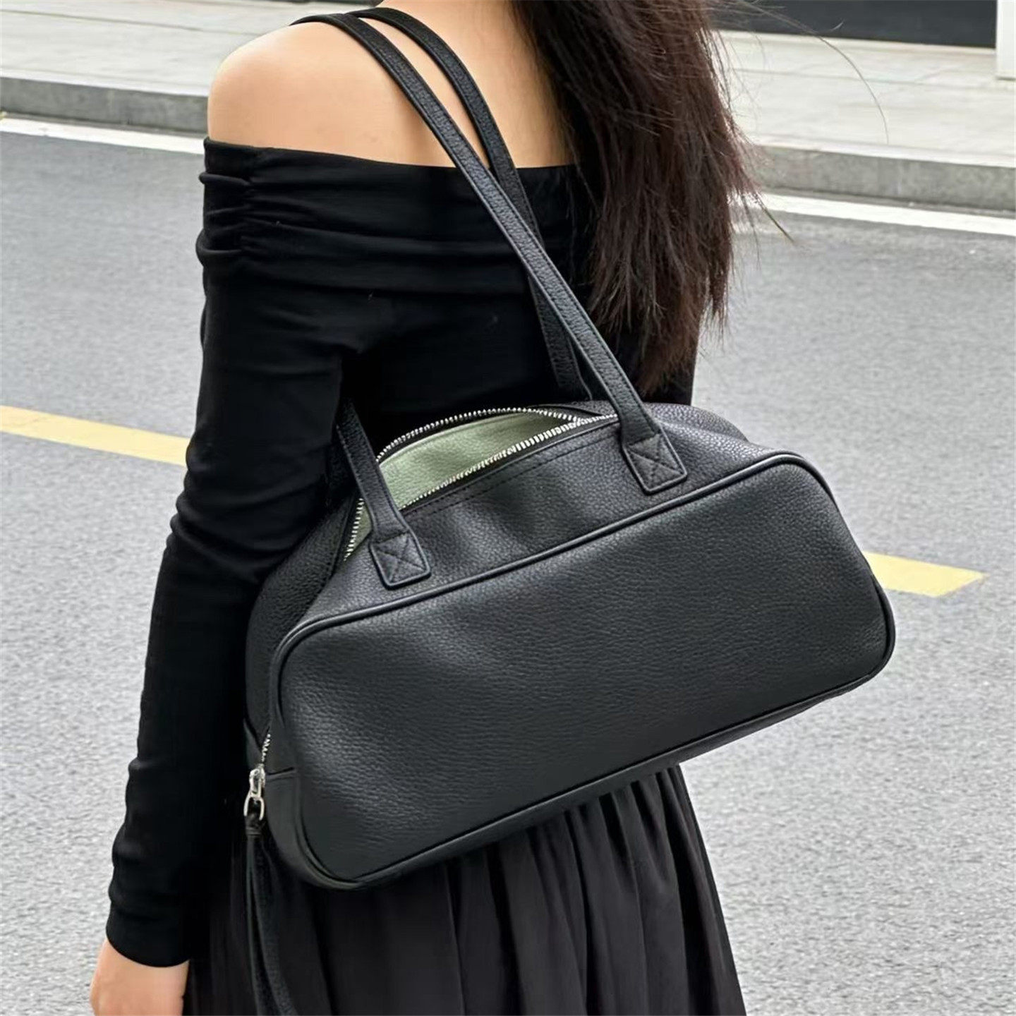  2026春夏新款高级感黑色腋下包女通勤百搭真皮质感单肩法棍包潮