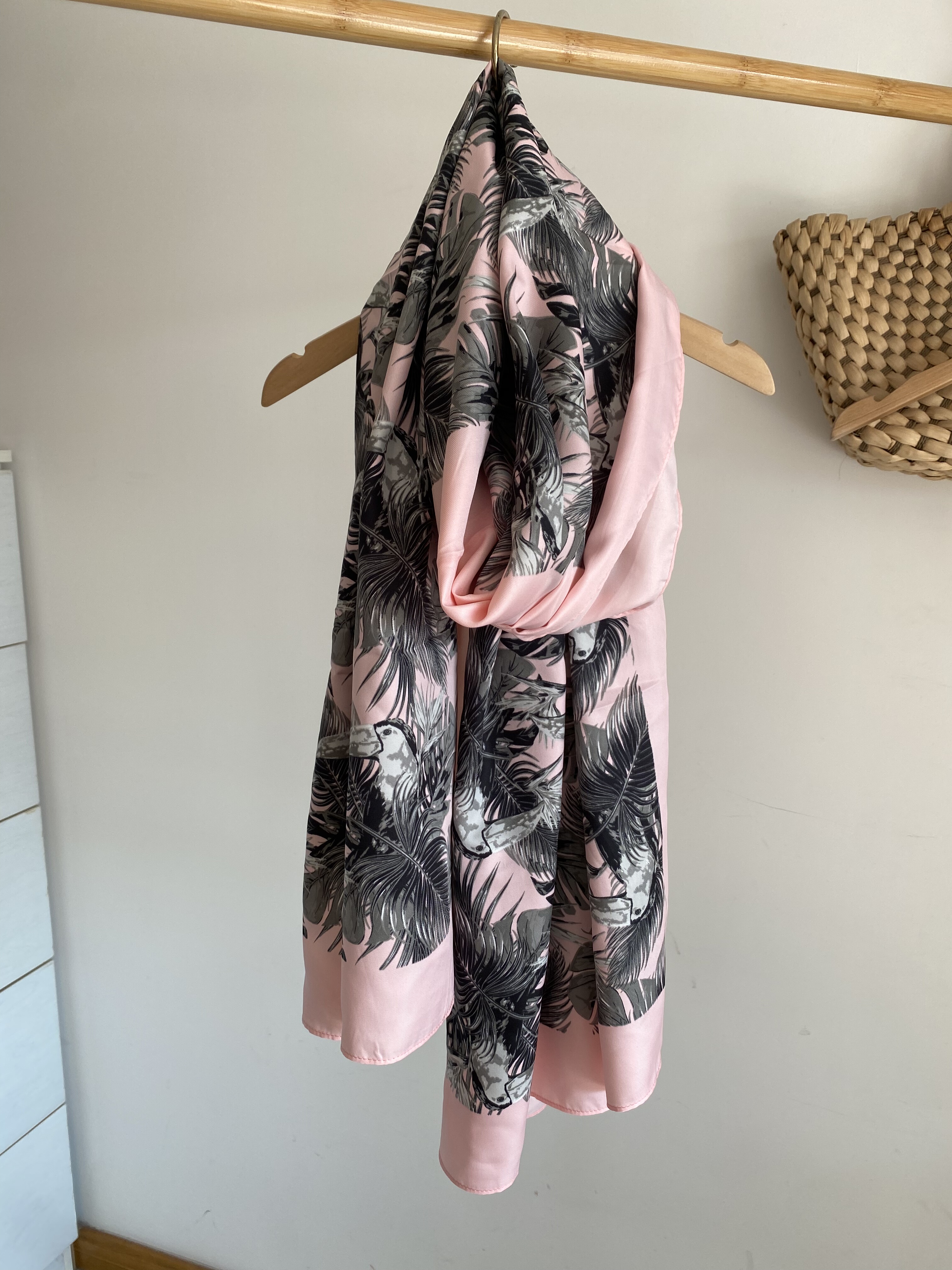 出口外单仿真丝缎面印花围巾丝滑柔软