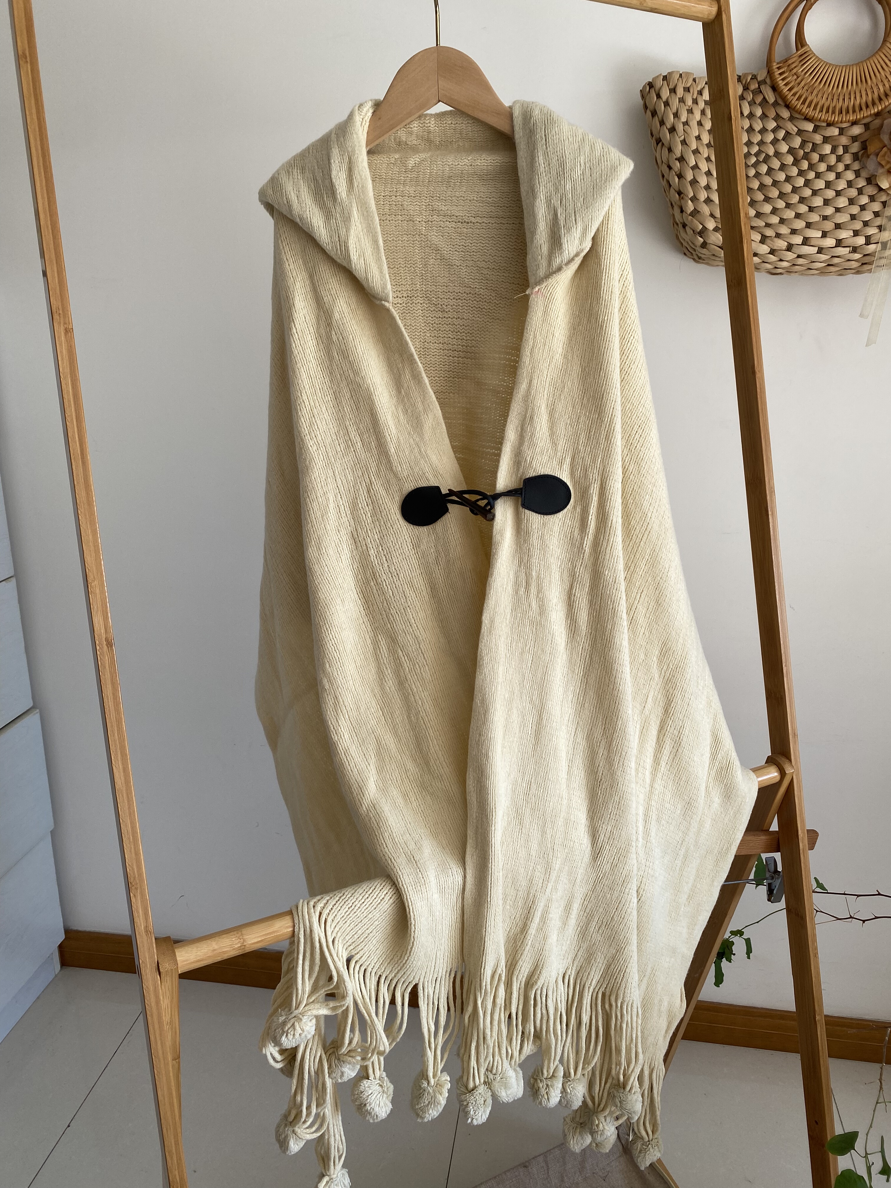 冬日保暖连帽围巾披肩斗篷流苏毛球装饰牛角扣搭配保暖柔软舒适