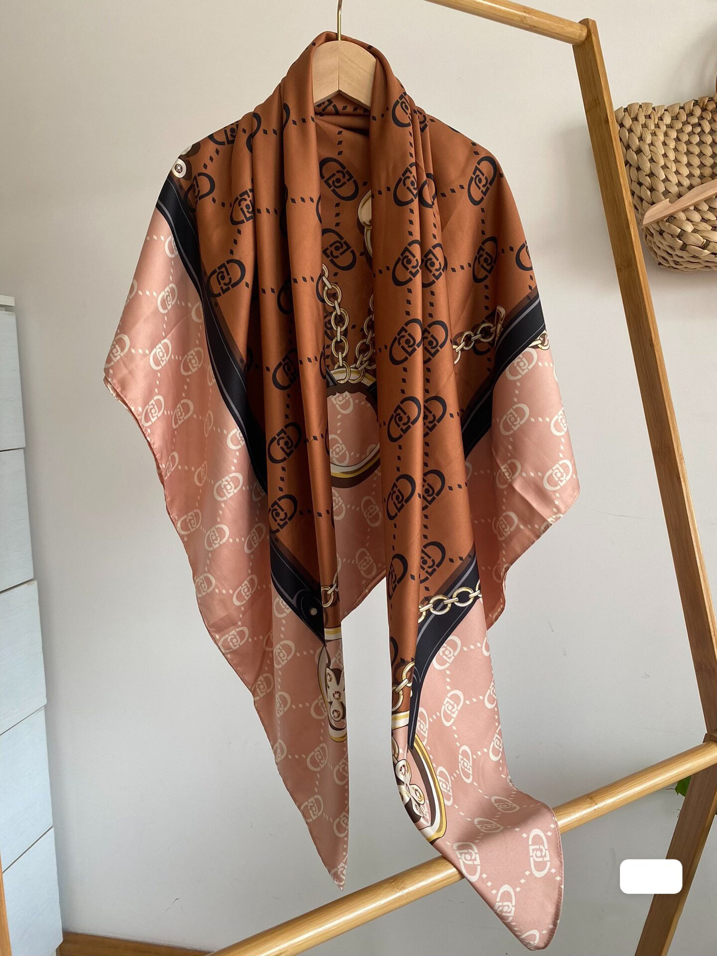 出口意大利订单仿真丝缎面字母印花方巾丝滑柔软披肩