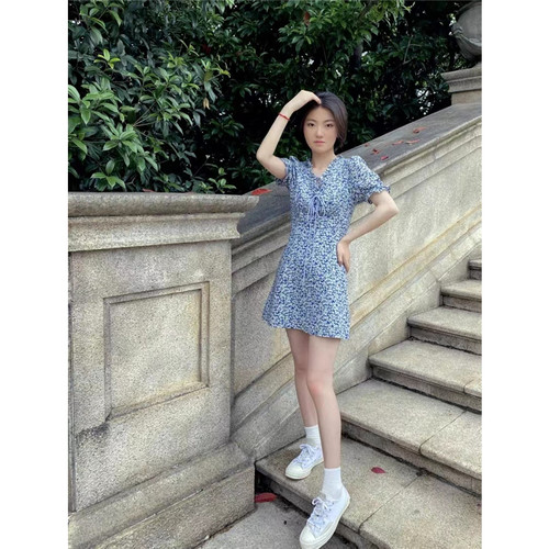 EGGKA法式复古碎花连衣裙女2023泡泡袖v领系带收腰短裙温柔碎花裙