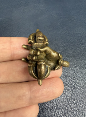 藏式黄铜做旧古朴金刚佛手手持法器金刚杵护身项链吊坠文玩挂件