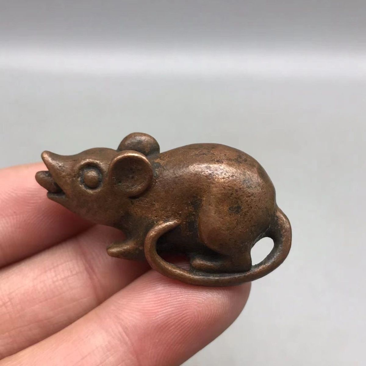 藏式黄财神手托吐宝鼠招财鼠吊坠西藏纯铜手工做旧财神鼠挂坠