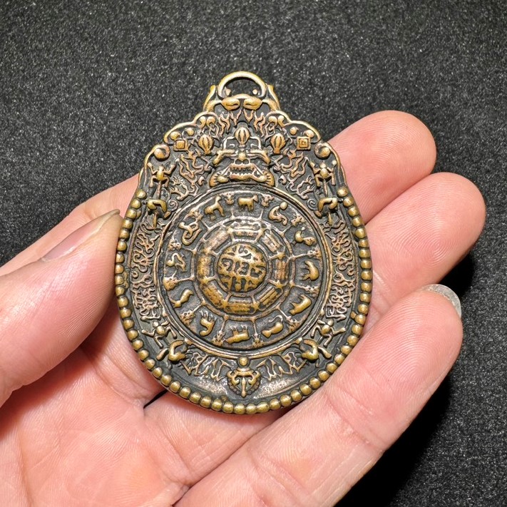 仿古铜器实心黄铜藏佛法器十二生肖八卦九宫格铜牌纯铜吊坠老物件