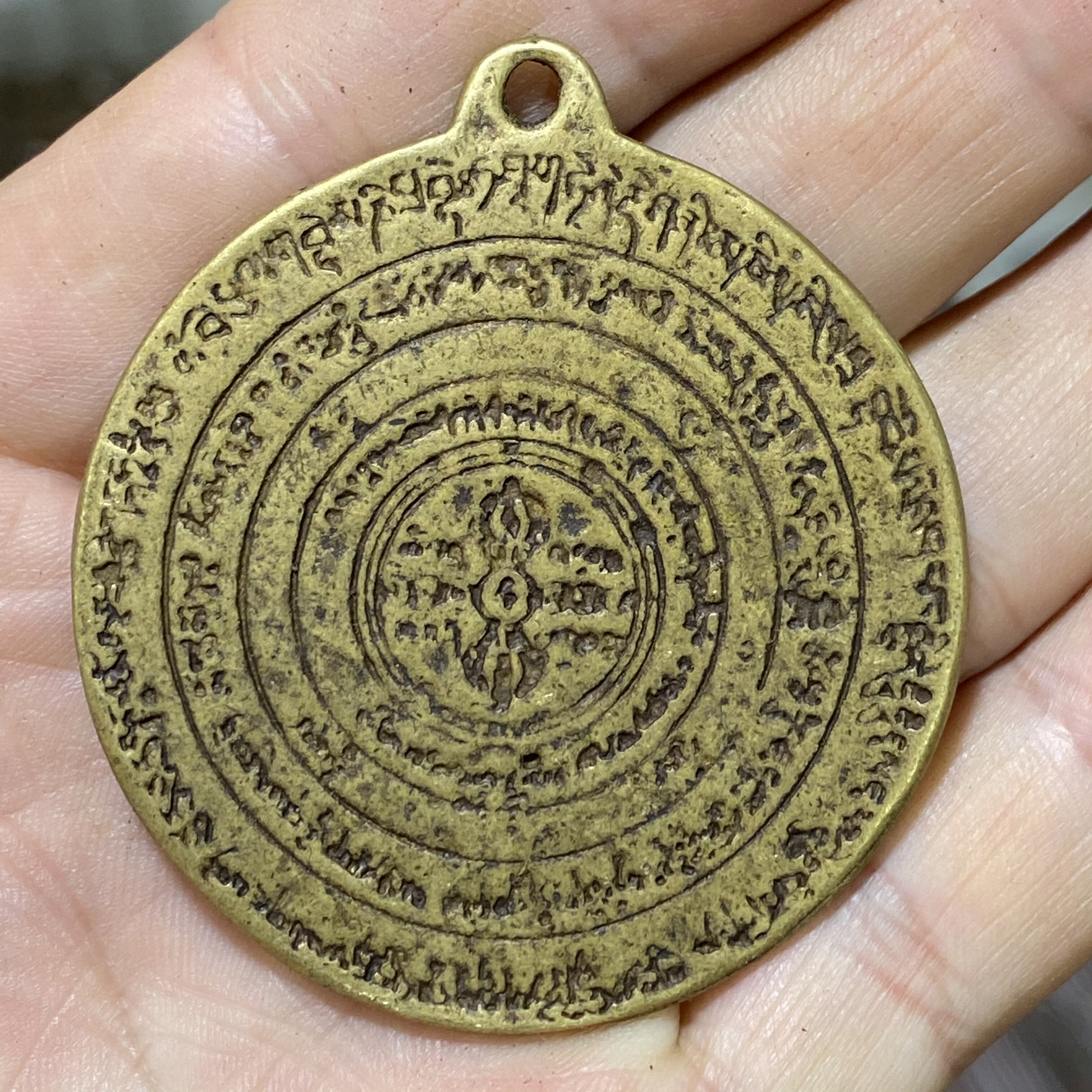 西藏仿老复刻六字箴言牌挂件十字金刚杵牌饰吊坠藏式黄铜托甲腰牌