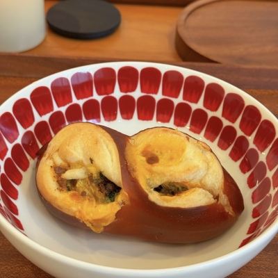 小春日食 咸鲜香辣泰式打抛肉芝士碱水面包早餐主食欧包