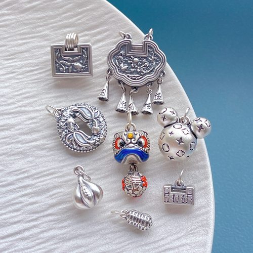 纯银烧蓝醒狮花生小鱼如意锁吊坠