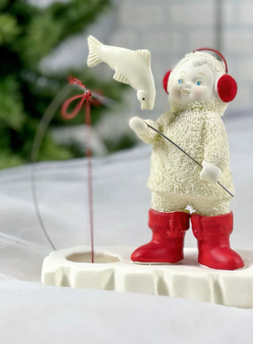 持续瓷生Department56陶瓷红靴子耳麦雪粉娃钓鱼圣诞节摆件工艺品