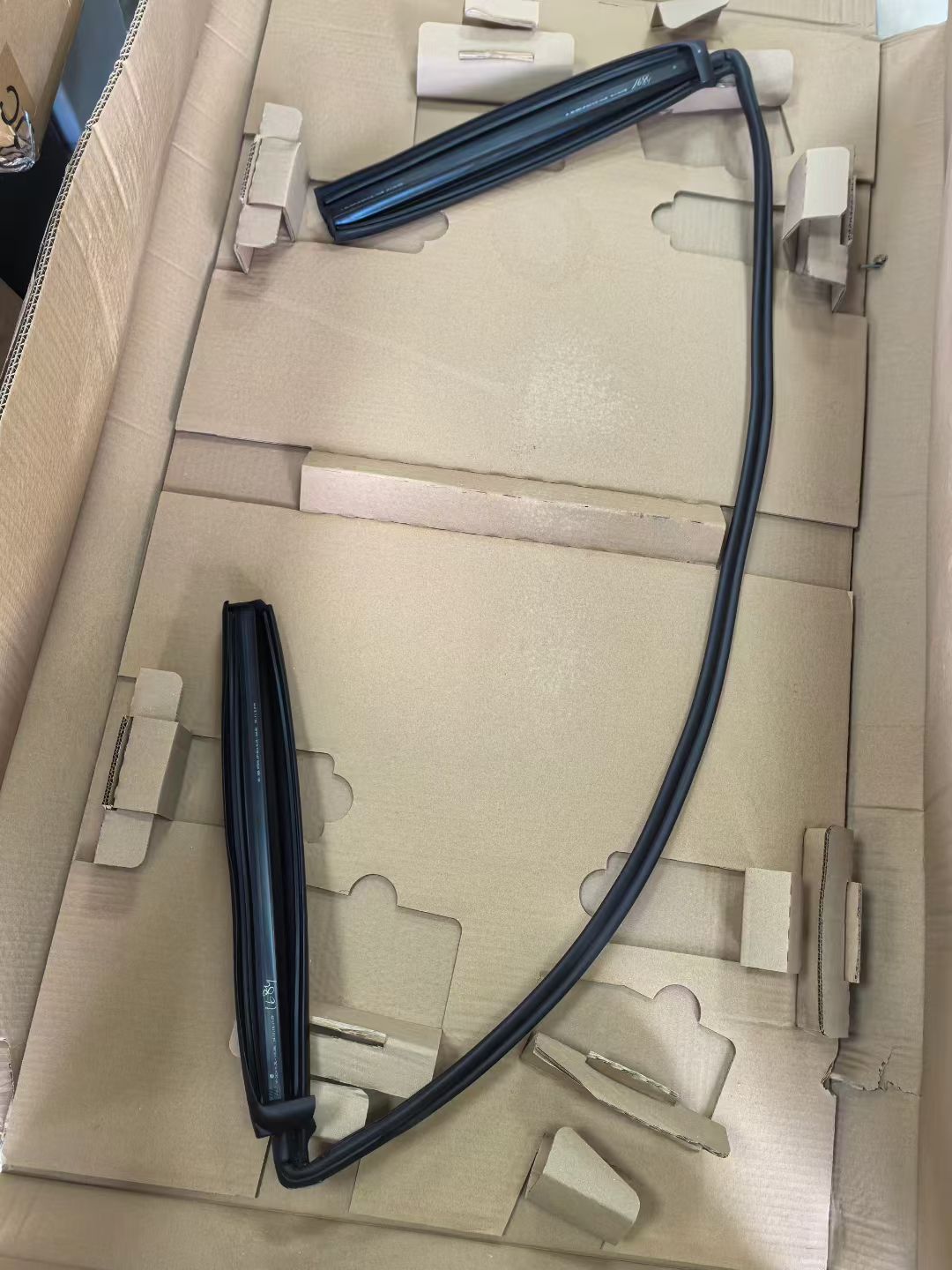 劳斯莱斯曜影后备箱密封胶条