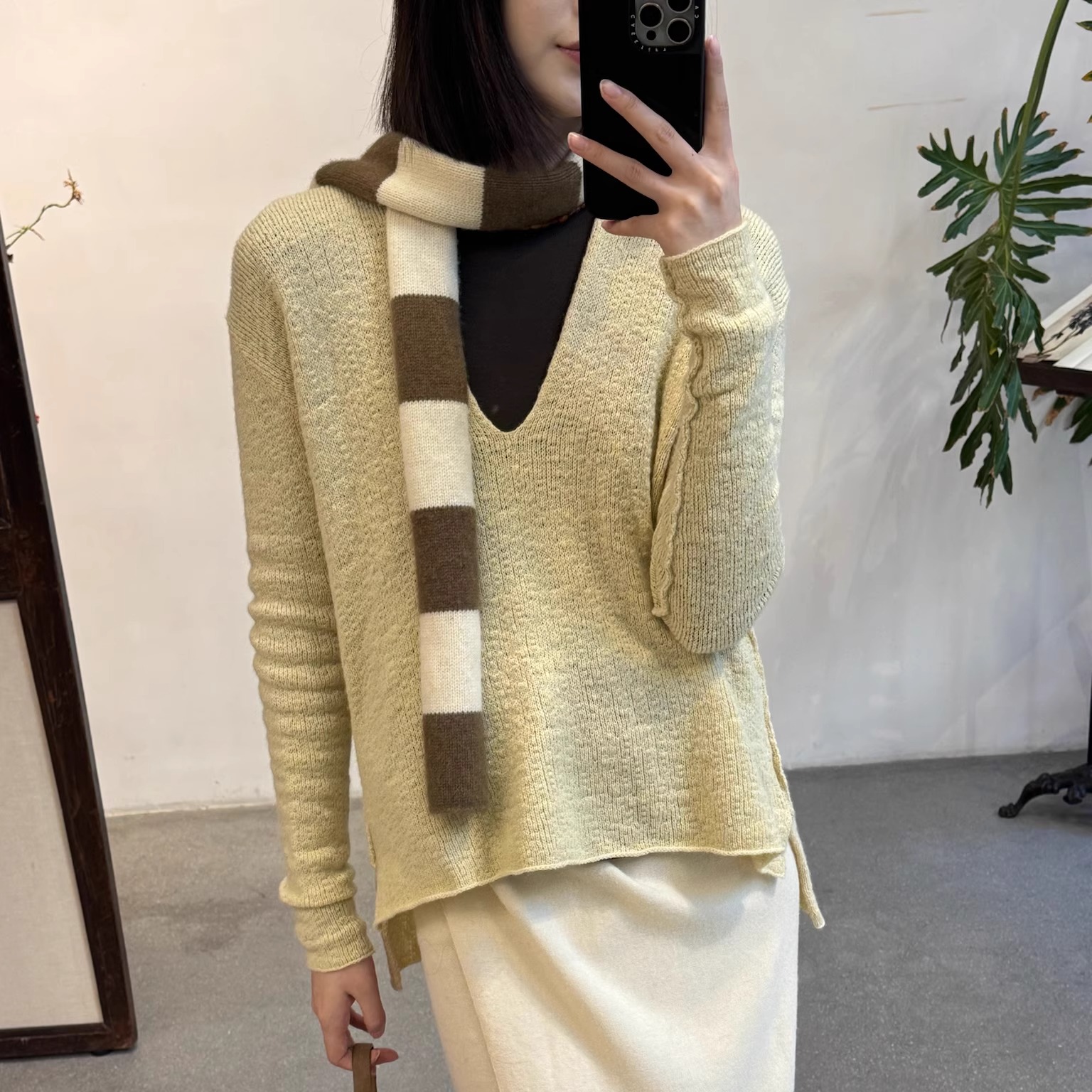 Cha 官方 | Daniel Andresen Lavender明亮黄羊绒V领针织套头毛衣