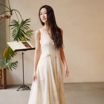 Cha 官方 | Mutedance 25AW 植物染丝羊毛混纺V领无袖罩纱连衣裙