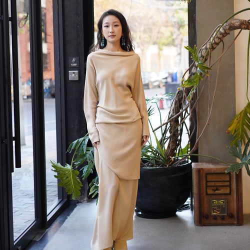 Cha官方 | Cortana 26早春 ISOLDE 真丝绉绸斜纹剪裁上衣半裙套装