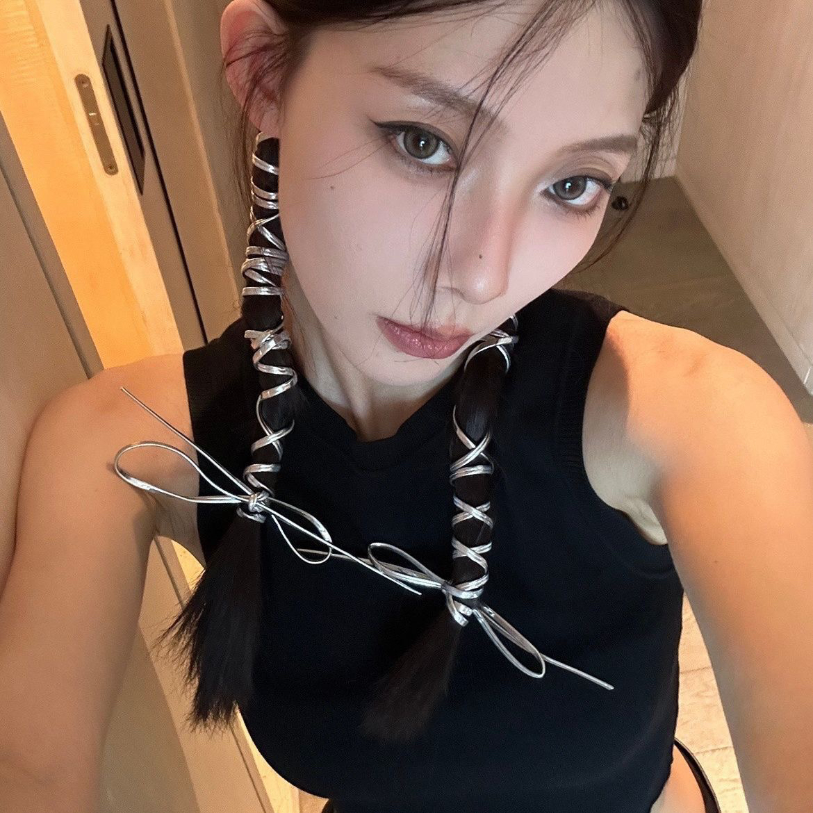 银色硬发带时髦发饰搭配y2k芭蕾风皮绳2024年新款小众绑带发绳女
