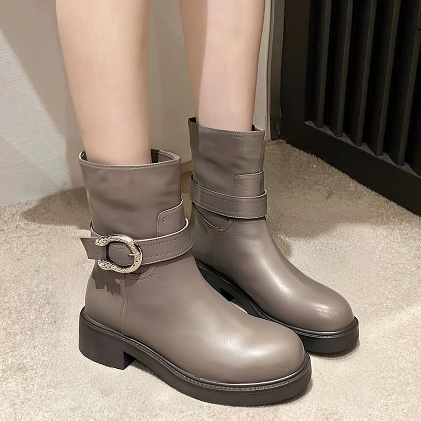 高级灰秋冬新款圆头牛皮马丁女靴真皮时尚粗跟厚底一脚蹬机车短靴