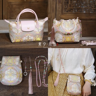 钱小萍宋锦真丝（金鱼戏莲系列）新中式国风水桶手机龙骧包