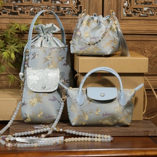 钱小萍宋锦真丝（枇杷山雀系列）新中式国风水桶束口龙骧手机包