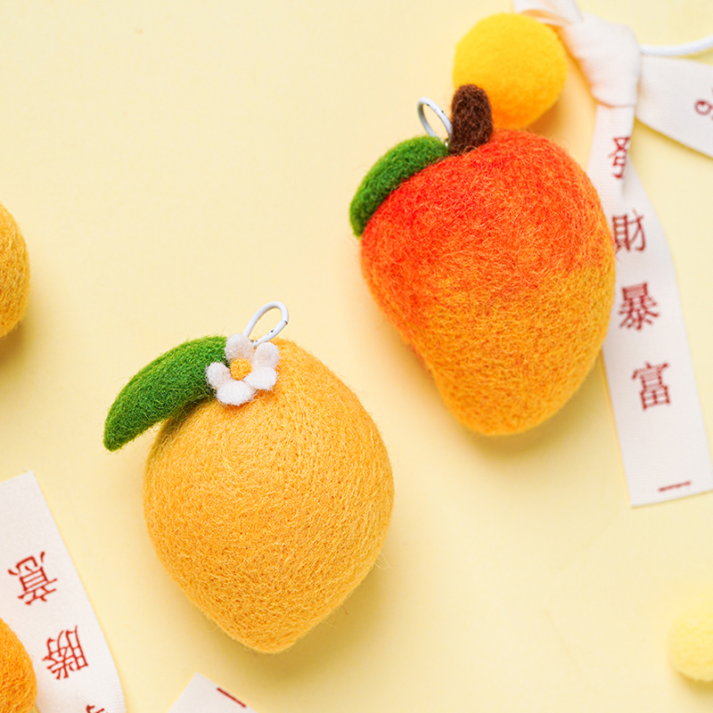 手工桃子羊毛毡水果情侣钥匙扣
