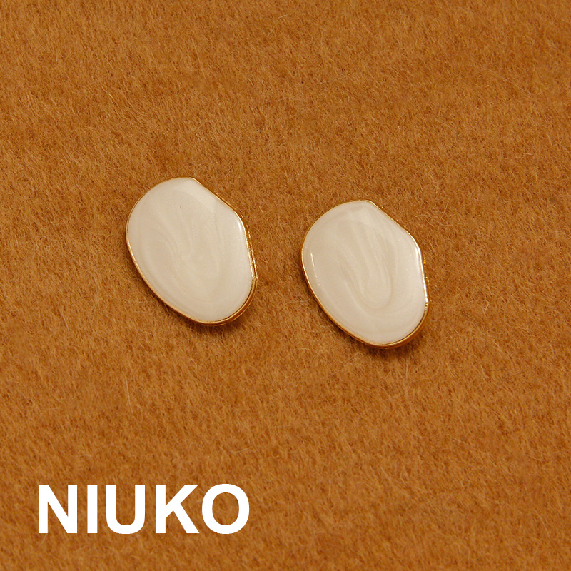 白色精致外套大衣辅料金属纽扣