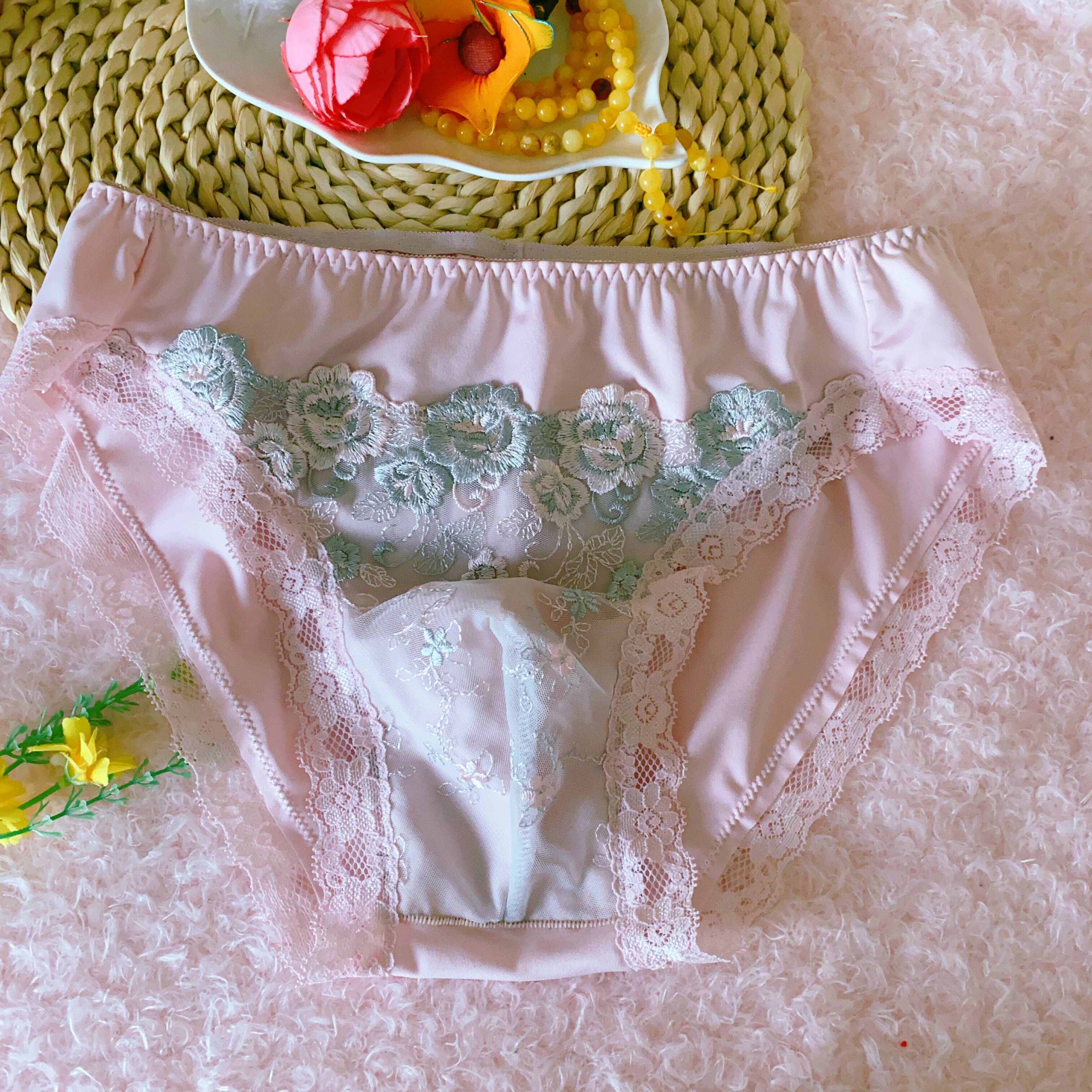 外贸男士女性化设计性感丝滑刺绣花朵内裤美男公子健康三角裤囊袋