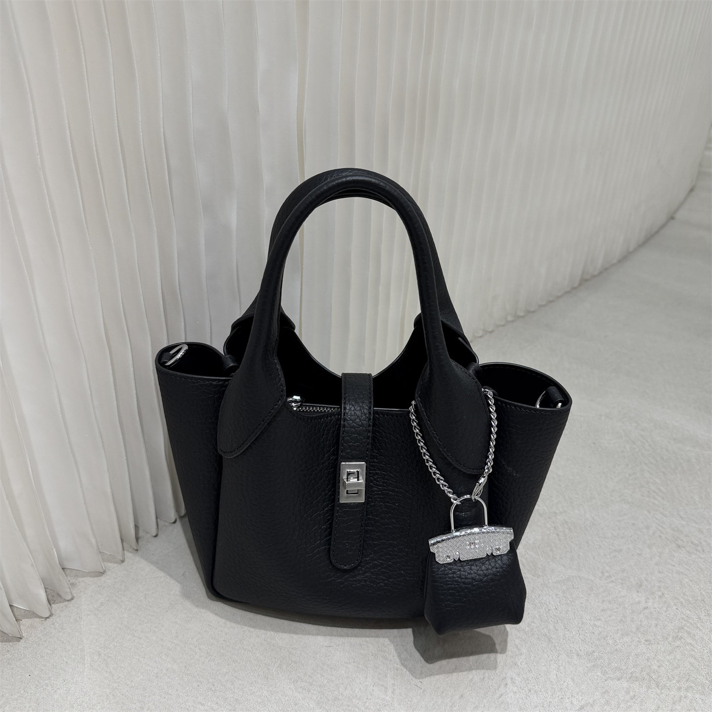 2026新款欧美时尚黑色水桶包女单肩斜挎手提包极简风带夹子小包