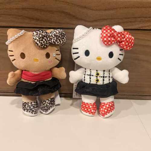 实拍-日本纹黑皮格子白皮结猫咪联名挂件毛绒公仔心包钥匙扣挂饰