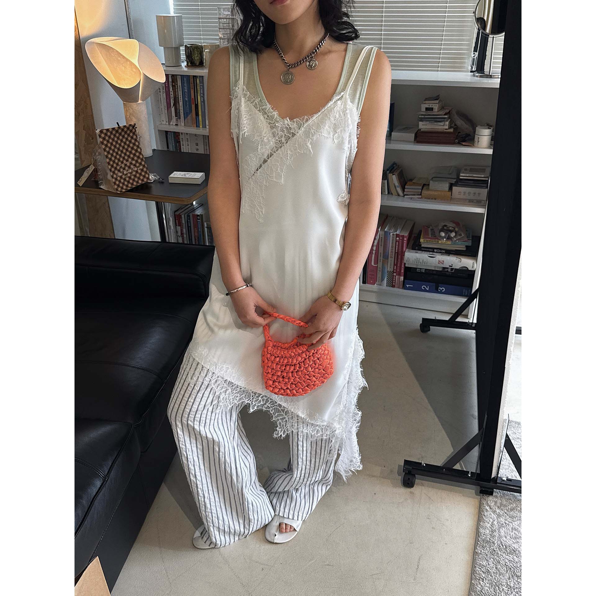 有乐春季新款法式气质v领睫毛蕾丝显瘦打底吊带不对称下摆上衣女