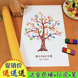 Студенты начинают школу памятный отпечаток пальцев, подписавшись на отпечаток деревьев.