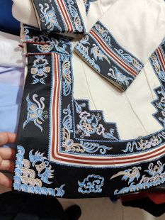 云贵川少数民族服装仿手工绣花服电脑机绣马尾绣花服需定制