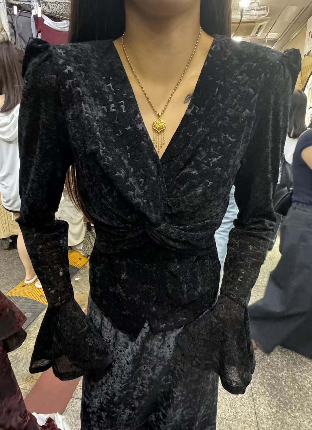 超有女人味~复古性感v领扭结喇叭袖丝绒打底衫衬衣女显瘦上衣秋冬